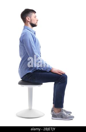 Concetto di postura. Uomo seduto su sedia su sfondo bianco Foto Stock