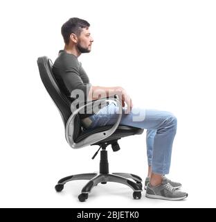 Concetto di postura. Uomo seduto in poltrona su sfondo bianco Foto Stock