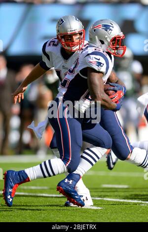 20 ottobre 2013: Il quarterback dei New England Patriots Tom Brady (12) passa ai New England Patriots che corrono indietro Stevan Ridley (22) durante il secondo Foto Stock