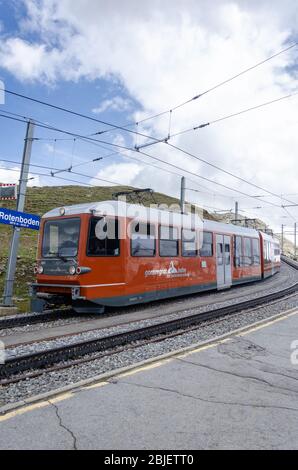 Gornergrat ferrovia elettrica a cremagliera alla stazione ferroviaria di Rotenboden in una nuvolosa giornata estiva in Svizzera Foto Stock