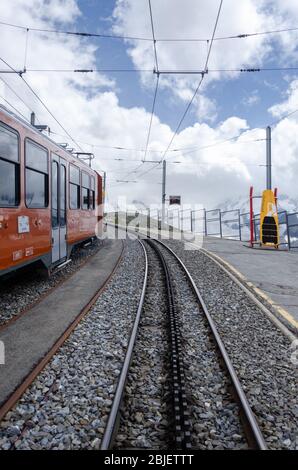 Gornergrat ferrovia elettrica a cremagliera alla stazione ferroviaria di Rotenboden in una nuvolosa giornata estiva in Svizzera Foto Stock