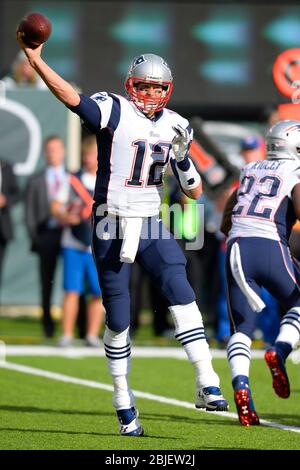 20 ottobre 2013: Il quarterback dei New England Patriots Tom Brady (12) lancia un passo durante la seconda metà di una settimana 7 AFC East Matchup tra i New en Foto Stock