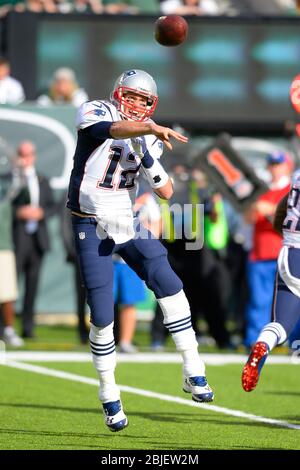 20 ottobre 2013: Il quarterback dei New England Patriots Tom Brady (12) lancia un passo durante la seconda metà di una settimana 7 AFC East Matchup tra i New en Foto Stock