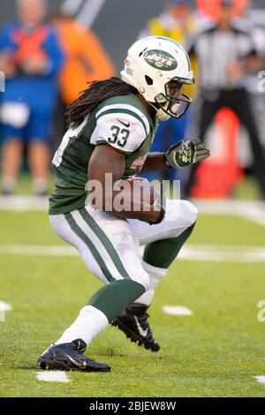 20 ottobre 2013: New York Jets Running back Chris Ivory (33) porta il pallone durante la seconda metà di una settimana 7 AFC East Matchup tra la New Eng Foto Stock