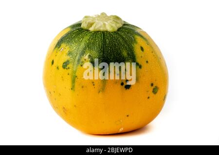 Zucchine fresche gialle e verdi, zucchine, squash isolato su sfondo bianco Foto Stock