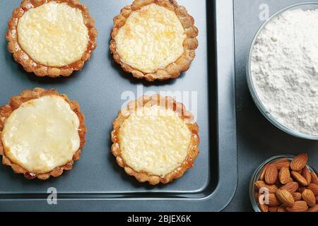 Vassoio da forno con deliziose torte croccanti sul tavolo Foto Stock