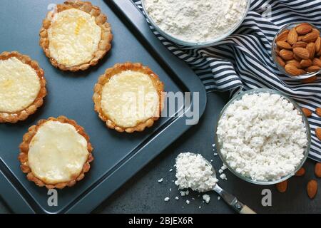 Vassoio da forno con deliziose torte croccanti sul tavolo Foto Stock