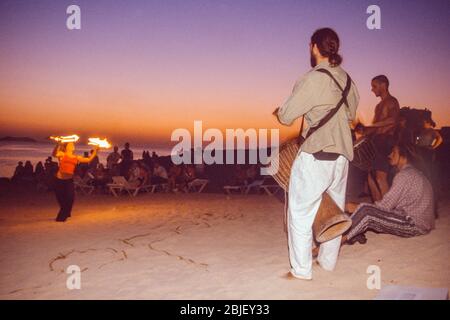 Festa del tramonto fuori Cafe Mambo a San Antonio Ibiza Isole Baleari Spagna Foto Stock