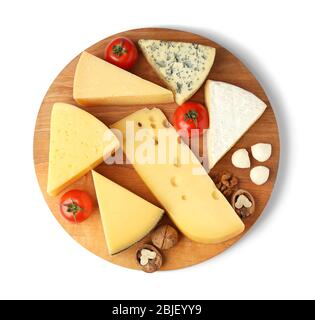 Tavola con assortimento di deliziosi formaggi, pomodori e noci su fondo bianco Foto Stock