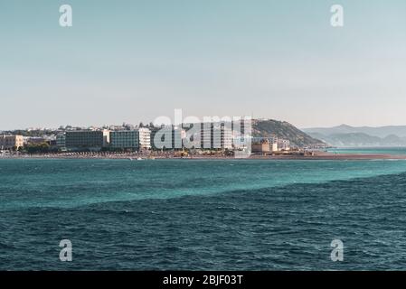 Baia di Rodi città visto dal mare. Famosa destinazione turistica in Europa del sud. L' isola di Rodi, Dodecanneso, Grecia. Foto Stock