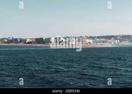 Baia di Rodi città visto dal mare. Famosa destinazione turistica in Europa del sud. L' isola di Rodi, Dodecanneso, Grecia. Foto Stock