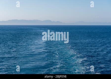 Sentiero dell'acqua la formazione di schiuma dietro un traghetto nel Mare Egeo. La Grecia. Concetto di vacanza Foto Stock