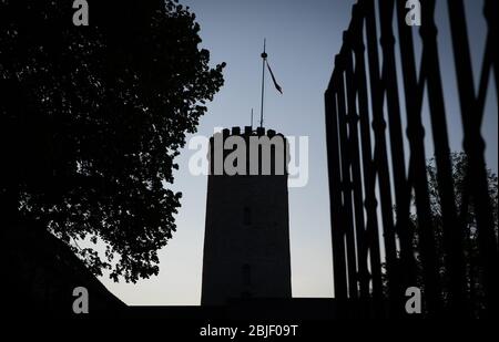 Bielefeld, Germania. 29 aprile 2020. La torre del castello di Sparrenburg può essere vista come una silhouette al tramonto. Credit: Friso Gentsch/dpa/Alamy Live News Foto Stock