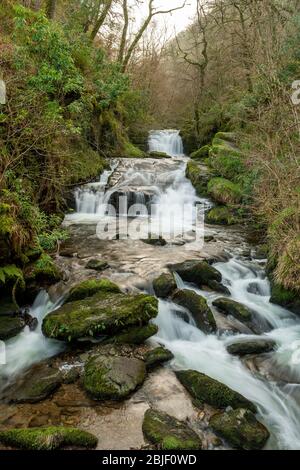 Lunga esposizione della grande cascata a Watersmeet in Devon Foto Stock