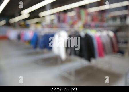 Vista offuscata dei vestiti nel supermercato Foto Stock