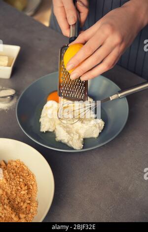 Donna che fa gustosa cheesecake, primo piano Foto Stock