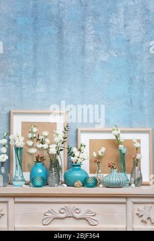 Bella composizione con fiori freschi su mantelpiece Foto Stock