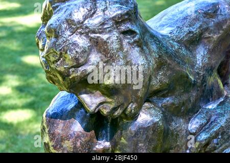 Particolare della scultura in bronzo di Auguste Rodin, intitolata Femme accroupie o squadratrice dal 1882 nel Museo Kröller-Müller. Foto Stock