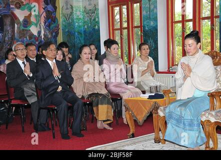 Il principe Dipangkorn Rasmijoti nacque il 29 aprile 2005 a Siriraj Hospitalin Bangkok.il 15 giugno 2005 il re Bhumibol Adulyadej proclamò il nome del principe, sua madre è Srirasmi Suwadee i re terza moglie giuridica . Visitò il Regno Unito e portò suo figlio a una cerimonia di benedizione al Tempio Buddhapadipa Thai a Wimbledon . Londra, UK e dopo la cerimonia si è recata alla sala del Tempio per incontrare i bambini e gli insegnanti della scuola tailandese a Wimbledon. Ha presentato il cibo ai monaci e incontrare i bambini e là insegnanti . Foto Stock