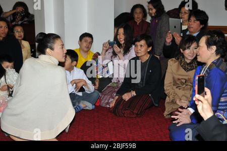 Il principe Dipangkorn Rasmijoti nacque il 29 aprile 2005 a Siriraj Hospitalin Bangkok.il 15 giugno 2005 il re Bhumibol Adulyadej proclamò il nome del principe, sua madre è Srirasmi Suwadee i re terza moglie giuridica . Visitò il Regno Unito e portò suo figlio a una cerimonia di benedizione al Tempio Buddhapadipa Thai a Wimbledon . Londra, UK e dopo la cerimonia si è recata alla sala del Tempio per incontrare i bambini e gli insegnanti della scuola tailandese a Wimbledon. Ha presentato il cibo ai monaci e incontrare i bambini e là insegnanti . Foto Stock