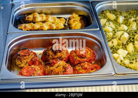 Pomodori e peperoni farciti con un misto di riso, erbe e verdure tritate Foto Stock