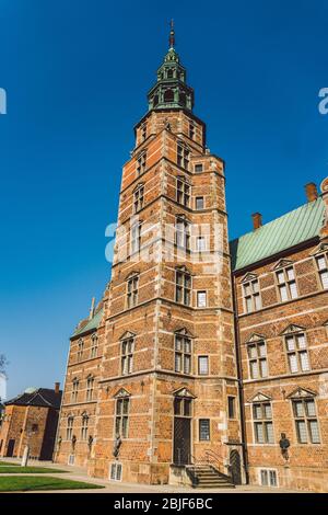 Il Castello di Rosenborg a Copenhagen, Danimarca, in inverno, giorno di sole. Stile rinascimentale Olandese. Rosenborg è l'ex residenza dei re danesi, costruita su Foto Stock