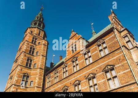 Il Castello di Rosenborg a Copenhagen, Danimarca, in inverno, giorno di sole. Stile rinascimentale Olandese. Rosenborg è l'ex residenza dei re danesi, costruita su Foto Stock