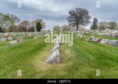 New York, NY - 29 aprile 2020: Vista generale del Cimitero di Woddlawn nel Bronx durante la pandemia COVID-19 Foto Stock