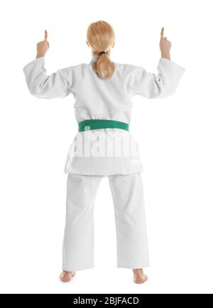 Giovane donna sportiva in kimono su sfondo bianco Foto Stock