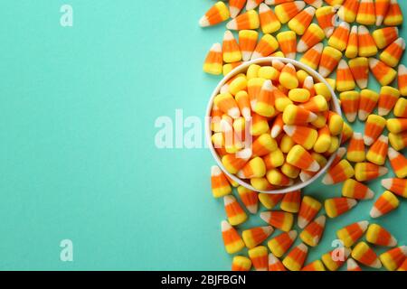 Gustose caramelle di Halloween su sfondo colorato Foto Stock