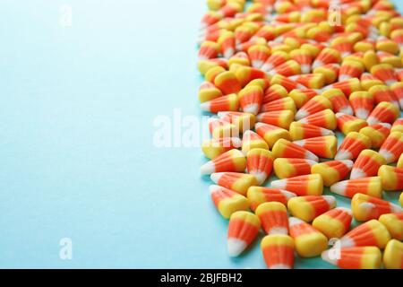 Gustose caramelle di Halloween su sfondo colorato Foto Stock