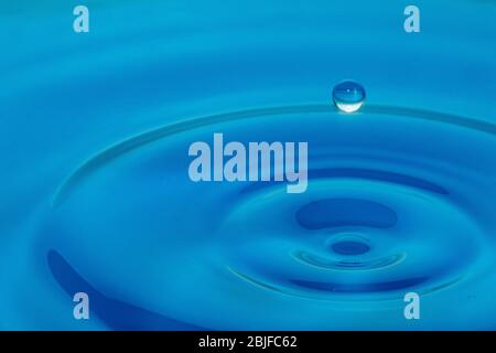 fotografia di acqua goccia, acqua blu, macro primo piano Foto Stock