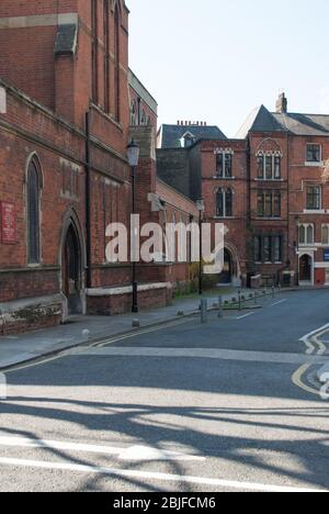 Red Brick Arts & Crafts Parish Church St Cuthbert's Earls Court 50 Philbeach Gardens, Kensington, London SW5 9EB di Hugh Roumieu Gough Foto Stock