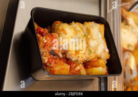 un contenitore contenente acqua calda in cui viene posta una pentola per la cottura lenta del pasticcio Foto Stock