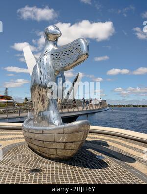 Laurel Nannup statua del primo contatto a Elizabeth Quay a Perth, Western Australia Foto Stock