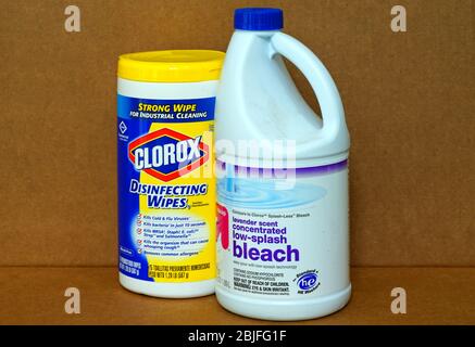 WEST WINDSOR, NJ -27 Apr 2020- Vista di un contenitore di salviette disinfettanti Clorox e di una bottiglia di candeggina durante la pandemia COVID-19. Foto Stock