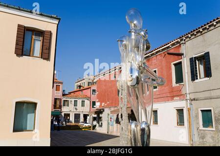 Scultura in vetro di Denise Gemin su via Bressagio, isola di Murano, Venezia, Italia, Europa Foto Stock