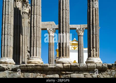 Tempio romano, il tempio di Diana, accanto alla Pousada Convento dos Loios de Evora in Portogallo Foto Stock