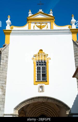 Pousada Convento de Evora, elegante hotel di lusso dipinto di giallo tradizionale e bianco, nel centro storico di Evora, Portogallo Foto Stock