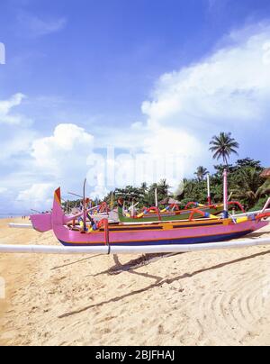 Jukung Outrigger barche a vela sulla spiaggia di Sanur, Sanur, Bali, Indonesia Foto Stock