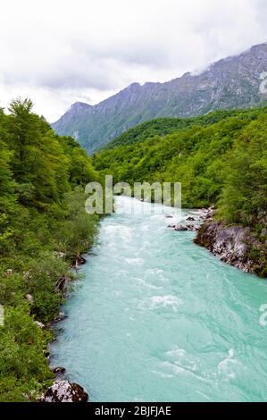 Fiume Soca, sentiero storico di Kobarid, Slovenia Foto Stock