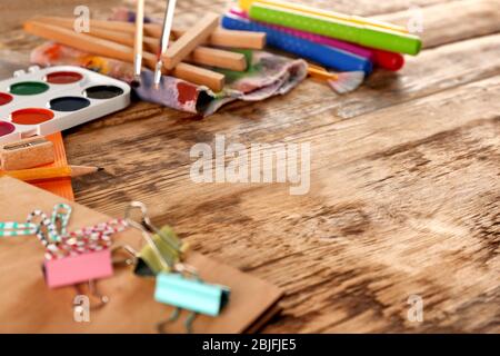 Cancelleria diversa su sfondo di legno Foto Stock