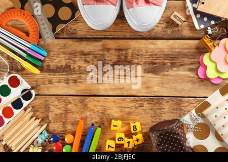 Cancelleria diversa su sfondo di legno Foto Stock