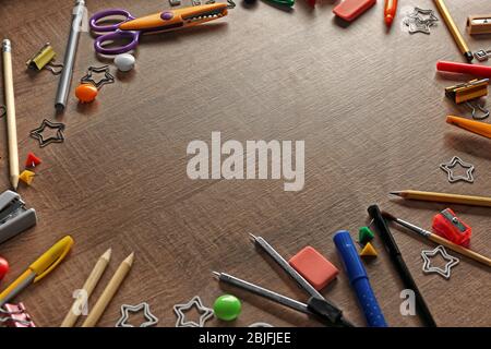 Cancelleria diversa su sfondo di legno Foto Stock