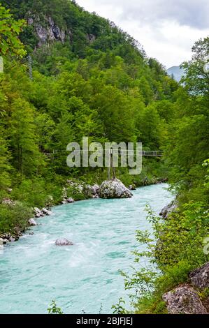 Fiume Soca e ponte sospeso, Kobarid Historical Trail, Slovenia Foto Stock