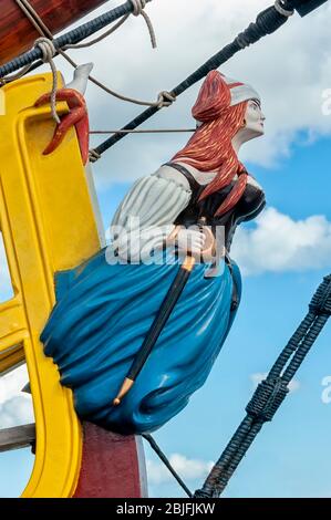 Saint-Malo, Francia - 31 ottobre 2014: L' Etoile du Roy (la stella dei re) è una replica di una nave pirata corsaro ancorata nel porto di Saint-Malo nel Th Foto Stock