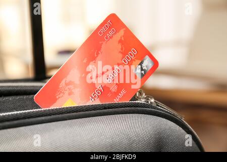 Carta di credito in valigia su sfondo sfocato Foto Stock