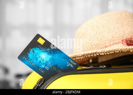 Carta di credito in valigia su sfondo sfocato Foto Stock