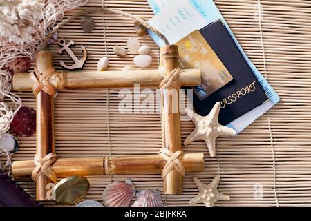 Concetto di viaggio. Composizione di simboli marini e cornice di bambù su tappetino Foto Stock