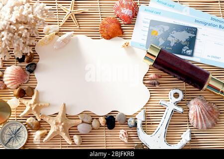 Concetto di viaggio. Composizione di simboli marini e carta bianca su tappetino di bambù Foto Stock